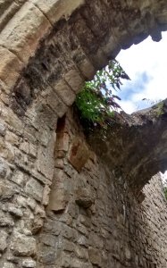 Portcullis groove in the gatehouse