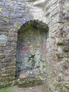 An alcove behind the gatehouse tower