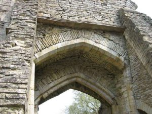Close-up of the double arch on the doorway