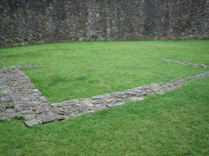 Fondations of a small tower inside the keep