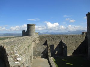 The wall walk towards the tower